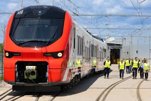 El ministre de Transports visita Alstom on es fabriquen els 201 trens de gran capacitat per a rodalies