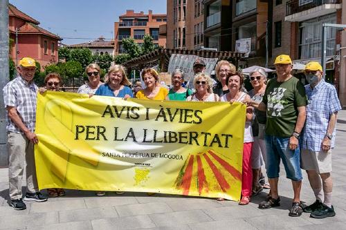 Carme Forcadell participa a la rotllana d'Avis i àvies per la llibertat i agraeix el seu suport