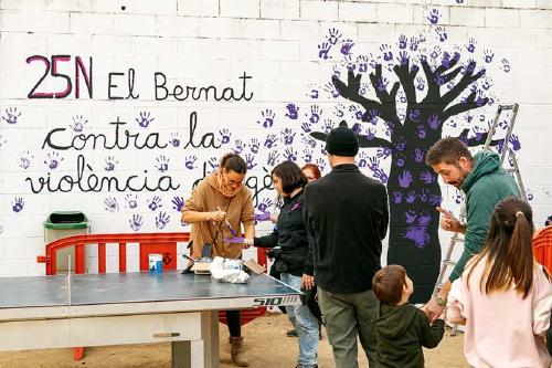 L'Escola Bernat de Mogoda se suma a la commemoració del 25N amb un mural 