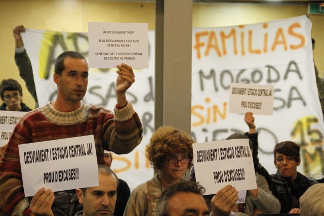 Manifestants pel desviament de la R3 i l'estació de la R8, a la Sala de Plens