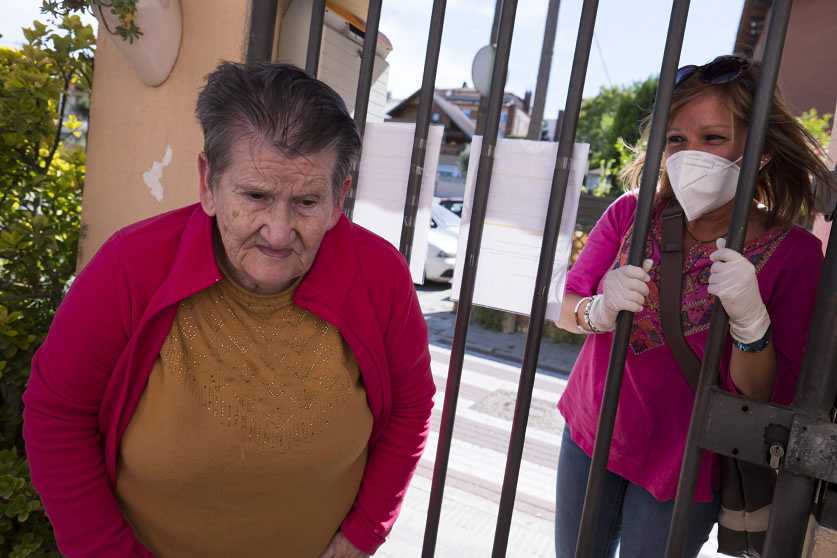 La Montse Serrano veu des de la porta de la Residència la Florida a la seva mare Juana / Josep Cano