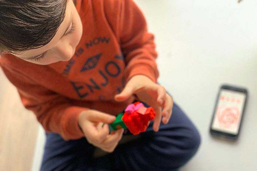 El Marc construeix una rosa amb peces Lego