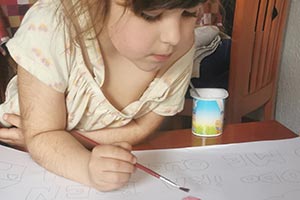 Una filla de l'Azahara dibuixa i pinta