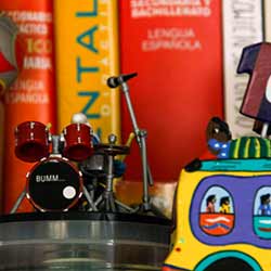 Bateria en miniatura a una estanteria