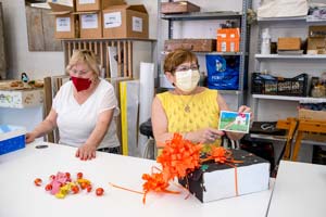 Imatges del grup d'Artteràpia el dia que van obrir les capses dels infants de plàstique. Durant la sessió van fer també una videotrucada amb els infants per intercanviar correspondència / Josep Cano