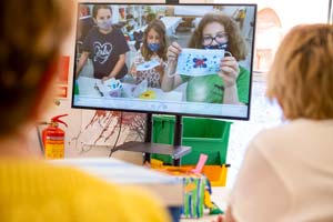 Imatges del grup d'Artteràpia el dia que van obrir les capses dels infants de plàstique. Durant la sessió van fer també una videotrucada amb els infants per intercanviar correspondència / Josep Cano